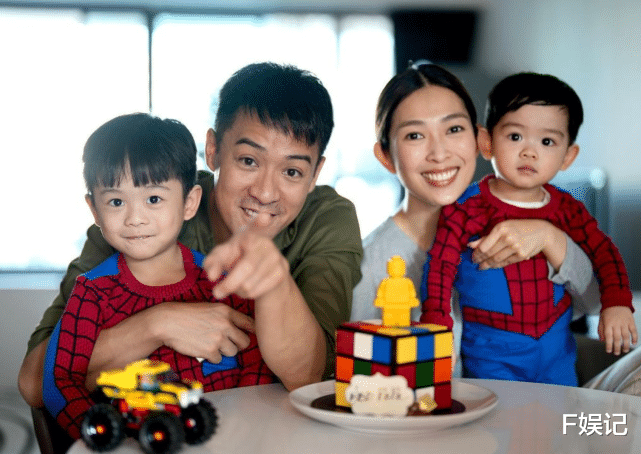 TVB|前TVB小生庆生与家人开心庆生 夫妻俩与两位儿子拍温馨全家福