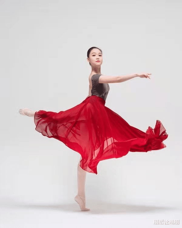 谢贤|厉害！44岁香港大富豪旧爱驻颜有术，与“小鲜肉”石滩玩双人瑜伽绝技