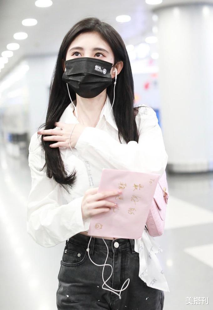 鞠婧祎|鞠婧祎梳黑长直发变清纯学妹，穿白衬衫纤腰微露，全身照也很漂亮