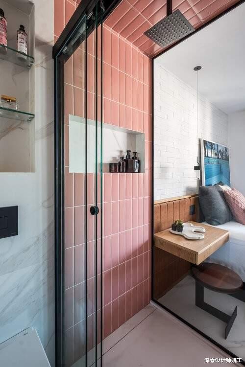 65㎡装得够聪明！靠窗打错层卡座，一边代替餐椅，另一边做桌面