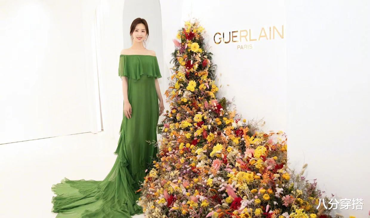 八分穿搭 陈都灵又美出天际了,一袭绿色一字肩礼服尽显优雅,美得不可方物