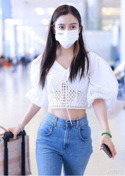 Angelababy|Baby真的好瘦，身穿镂空小衫秀“蚂蚁腰”，挑染发型个性又减龄