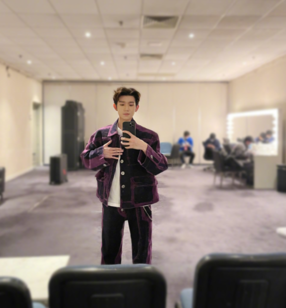 王源|一口烟断送热度的明星：王源丢脸到国外，他被粉丝锤出其他黑料