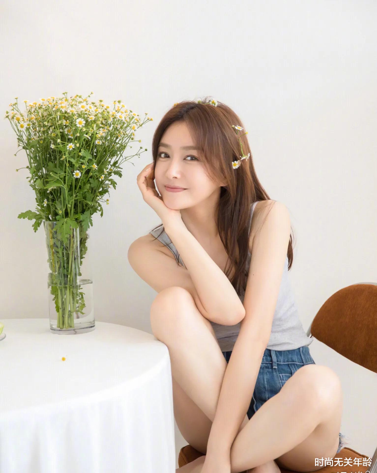 时尚无关年龄|秦岚人到中年仍有少女感,印花裙慵懒随意,活出了女人的自信