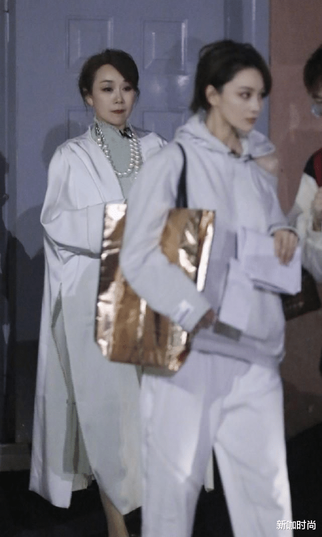 张馨予|张馨予妈妈够酷！“狗啃”刘海搭烟熏妆，年轻人都不敢这么玩