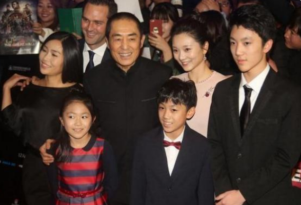 张艺谋|张艺谋现身为小女儿庆生，15岁张壹娇亭亭玉立，身高已快赶上妈妈