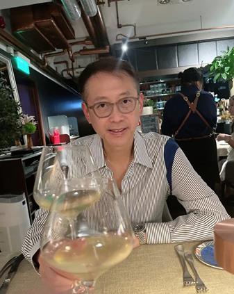 方脸妹说时尚|李嘉欣入秋照放大招，穿无袖少系扣，跟儿子玩嘴对嘴抢食太有情调