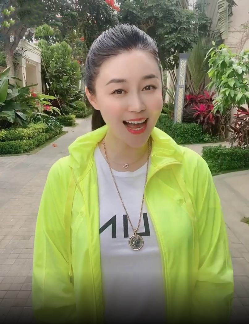 关婷娜|关婷娜穿牛仔辣裤扭网红舞,昔日丰腴身材已不复,醉心事业不恨嫁