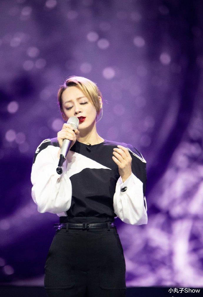 张歆艺|49岁宁静真放得开,白金短发走机场认不出,烟熏妆像真人芭比娃娃