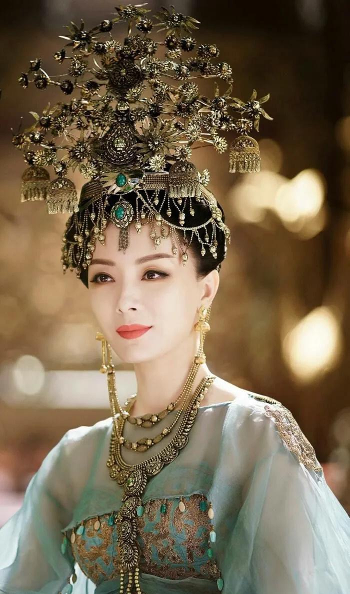 小姐姐|女星尴尬古装造型史：头上栽桃树，头顶鞋垫，最后3位被坑到头秃