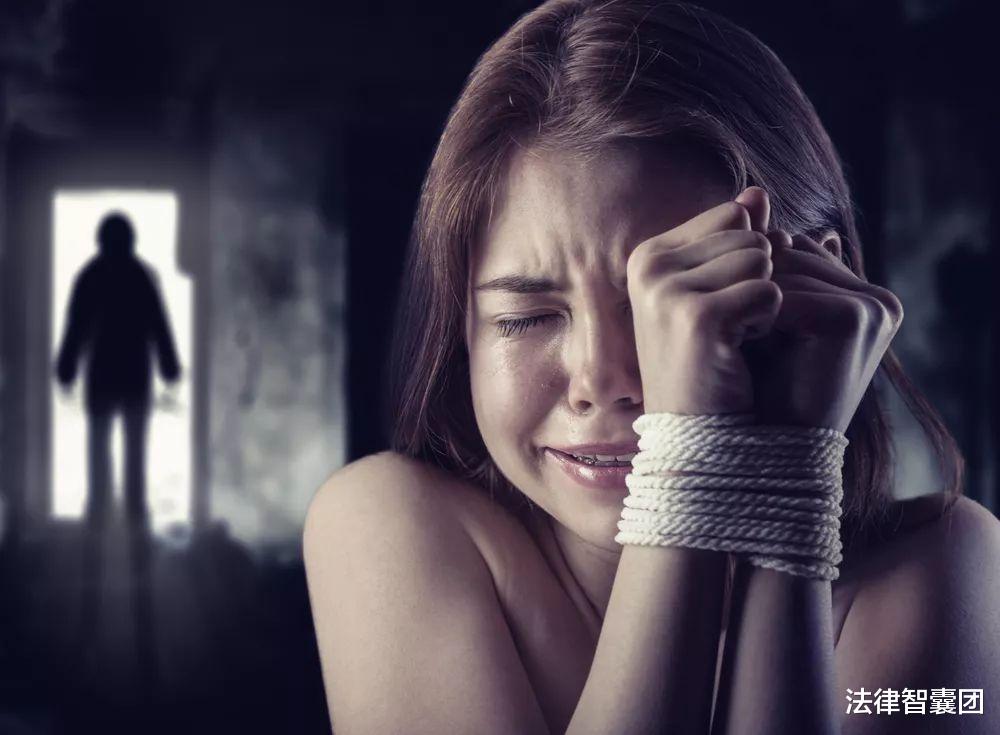 法律智囊团 男子酒后企图强奸女同事，中途突然放弃，算不算强奸罪？