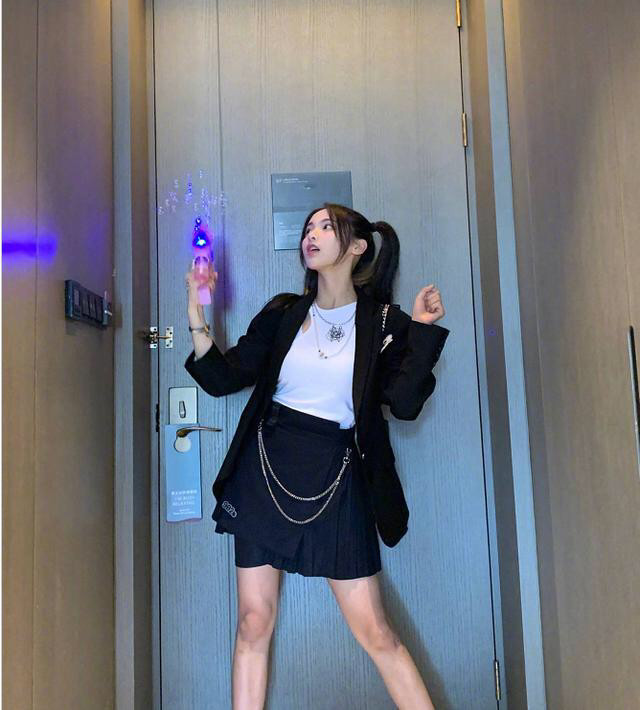 杨超越|杨超越学院风造型，扎可爱双马尾穿日系jk裙，迈开腿的那刻无敌撩