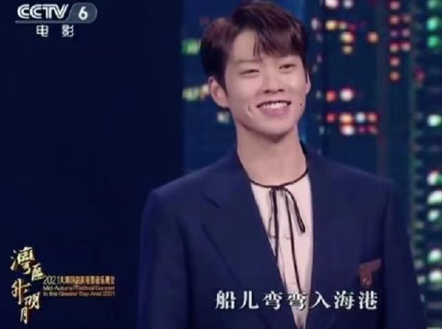 张小斐|大湾区中秋晚会:三小只不见互动,谢霆锋被吐槽,他们两个成意外