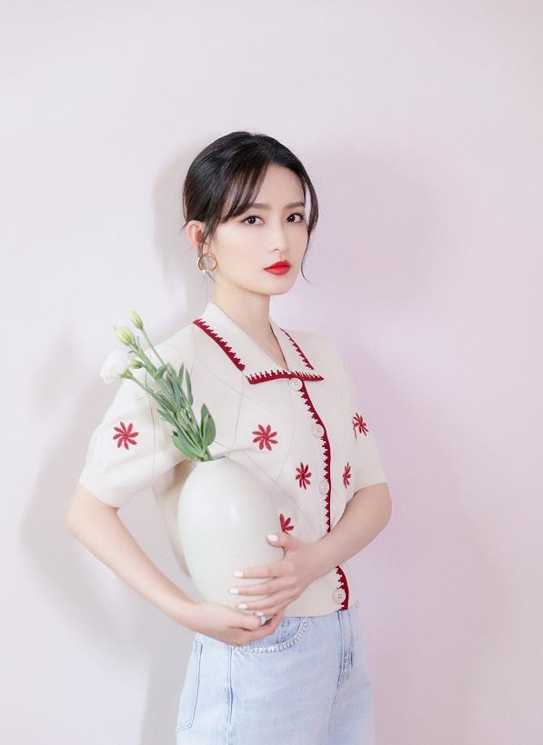 李沁|李沁的身材有多瘦？连小一码的衣服都撑不满，哪个小花比得过