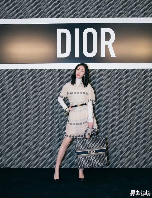 郑爽|张碧晨带女儿外出，女儿正脸照首次曝光，和华晨宇小时候一个样