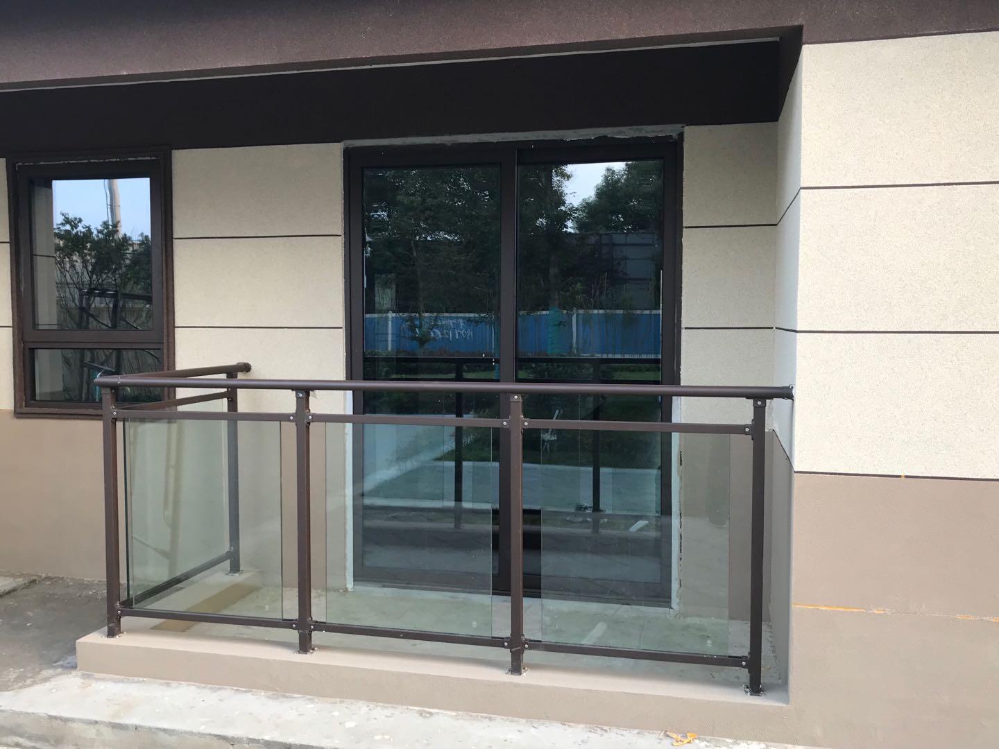 |高楼层阳台护栏选择应尽量少选择玻璃阳台护栏