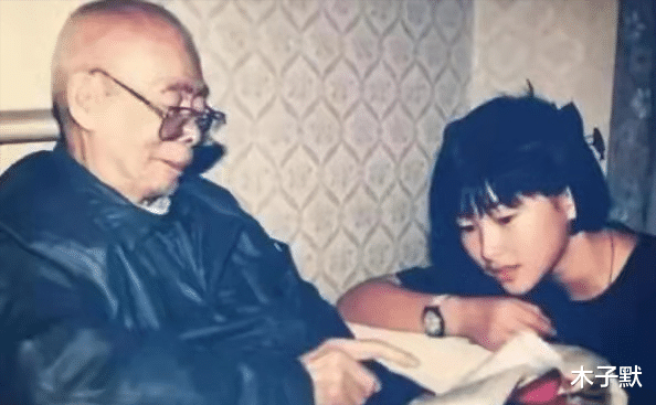 木子默 朱珠晒哺乳照，连续8年获全球最美面孔前100名，做母亲后更美了！