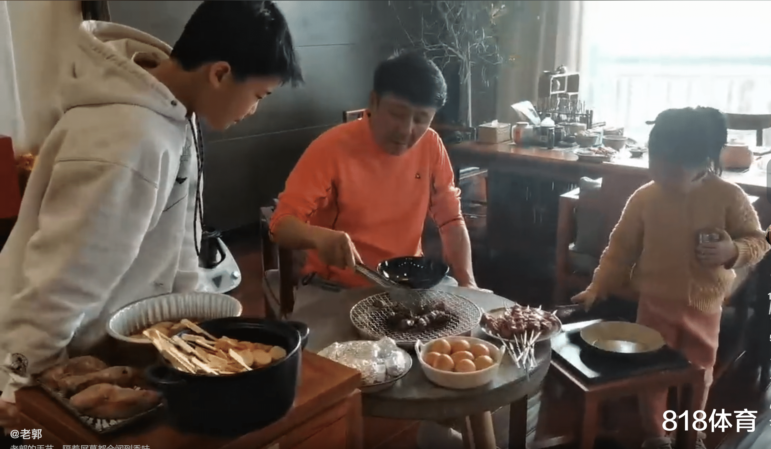 王楠|接地气! 王楠亿万巨富老公为全家人烤肉, 一双儿女馋哭: 看着真不错