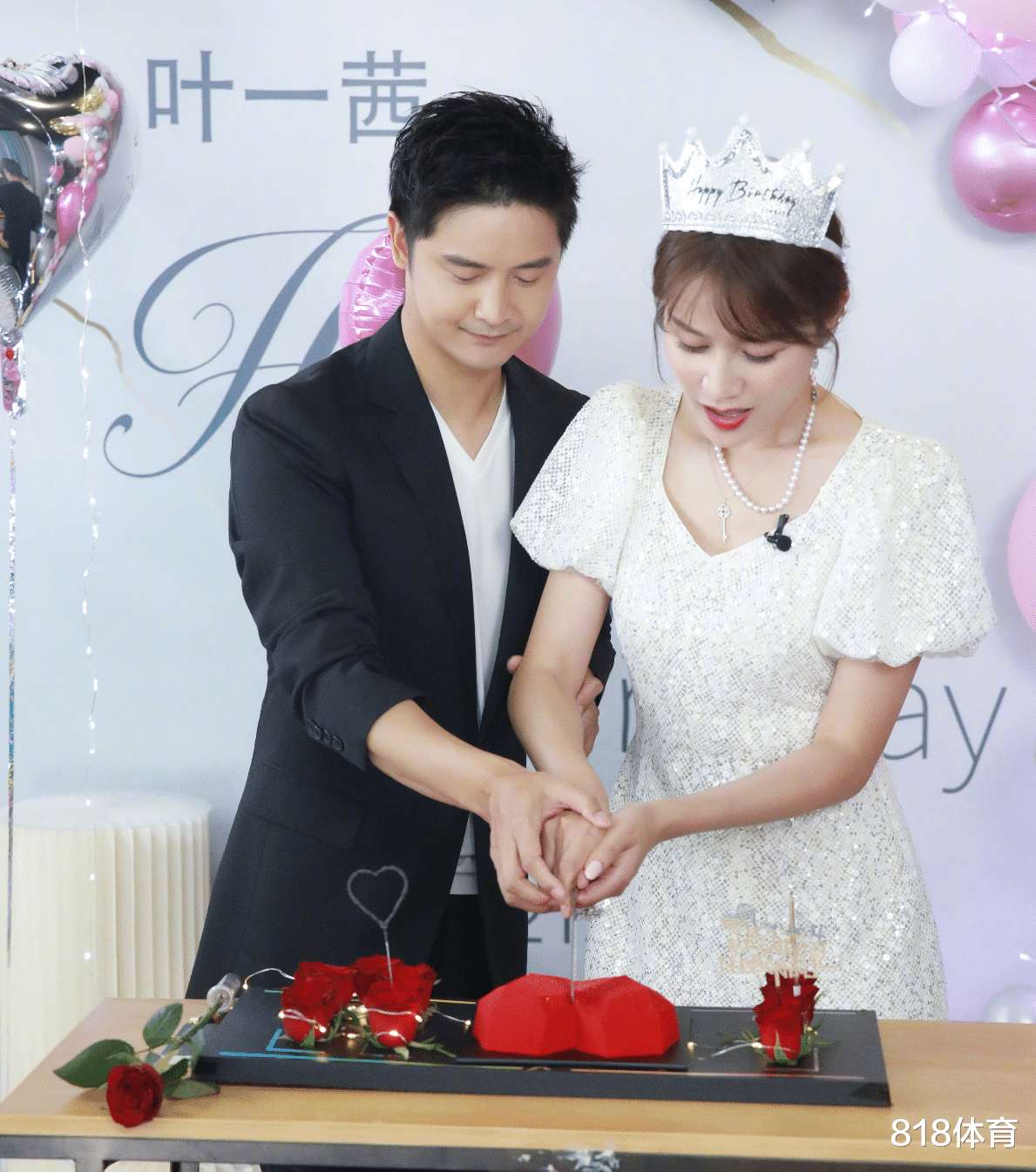 田亮|齁甜! 田亮为爱妻叶一茜庆生, 夹一筷子长寿面喂她吃, 怕烫先吹几口