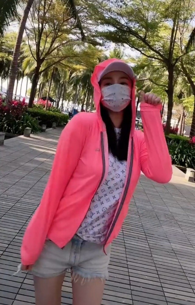 关婷娜|关婷娜穿牛仔辣裤扭网红舞,昔日丰腴身材已不复,醉心事业不恨嫁