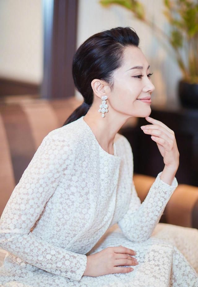 许晴|许晴：两个男人因她离婚，为何前任离世后她不再想要结婚？