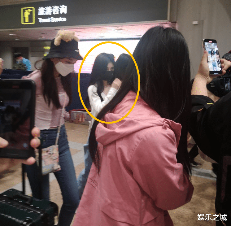 鞠婧祎|鞠婧祎坐公交车，生图下的模样又白又美，脸上的口罩引起关注