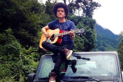 我独坐小窗一盏清茶 实力歌手过气的过气，去世的去世，以后只能听流量明星唱歌了？