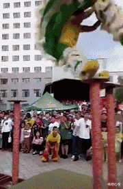 书尽心生|神回复：路过工地，看到桶里那么多火腿肠，准备吃一根，没事吧？