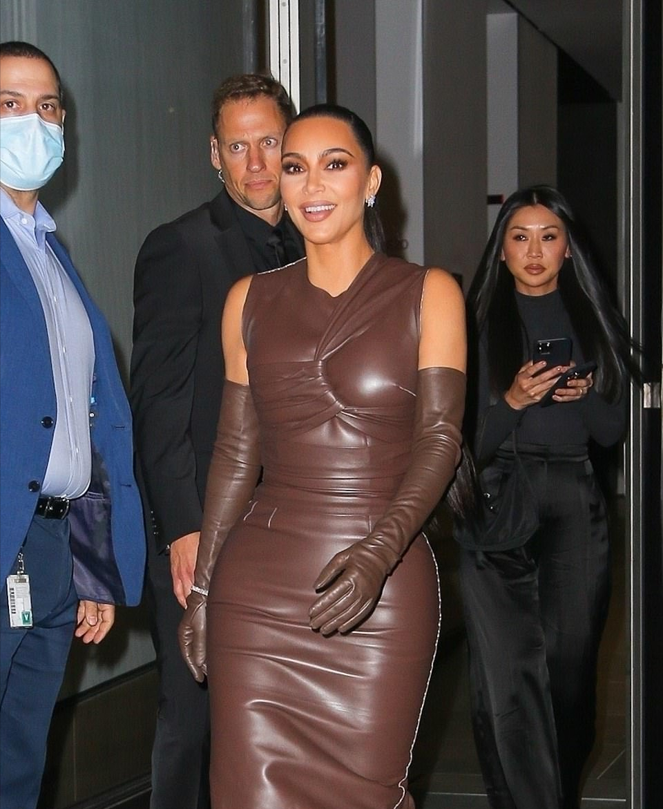 全球时尚风行 金卡戴珊和小鲜肉约会后首次亮相！裹身皮裙好性感，豹纹皮靴太酷