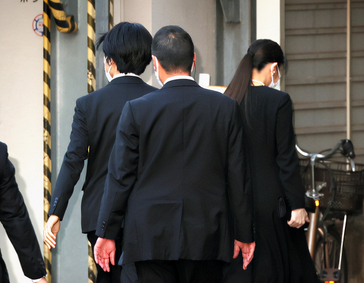 全球时尚风行 真子公主和新婚丈夫出席葬礼!15岁悠仁王子罕见亮相,比驸马爷帅