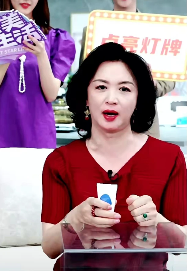 穿衣搭配|《金星秀》重磅回归!宣传照金星贵妇穿搭女人味十足,一点不见老