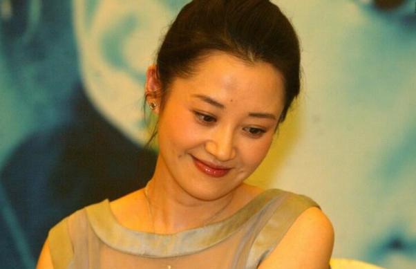 许晴|许晴51岁仍单身，被问及生理需求问题时，直接霸气回复7个字