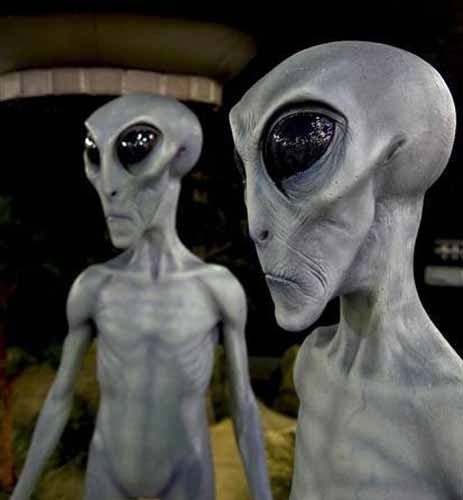 美国画家疑被外星人绑架,外星人从不让他休息,要他帮忙壮大族群