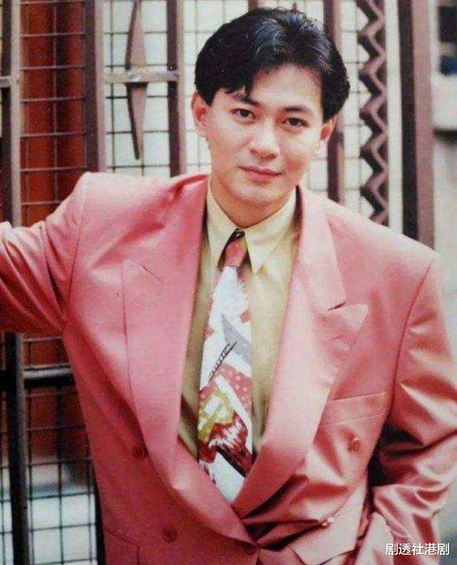 杨丞琳|59岁江华罕见现身超市购物，头巾颇抢镜，外套被网友指眼熟