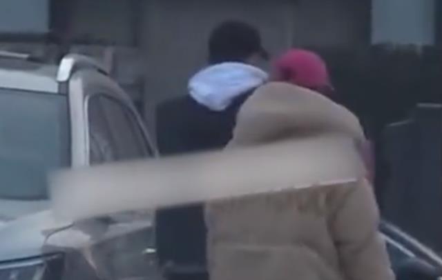 张继科|张继科与神秘女子一同走进小区，看清女方是谁后，一点都不惊讶