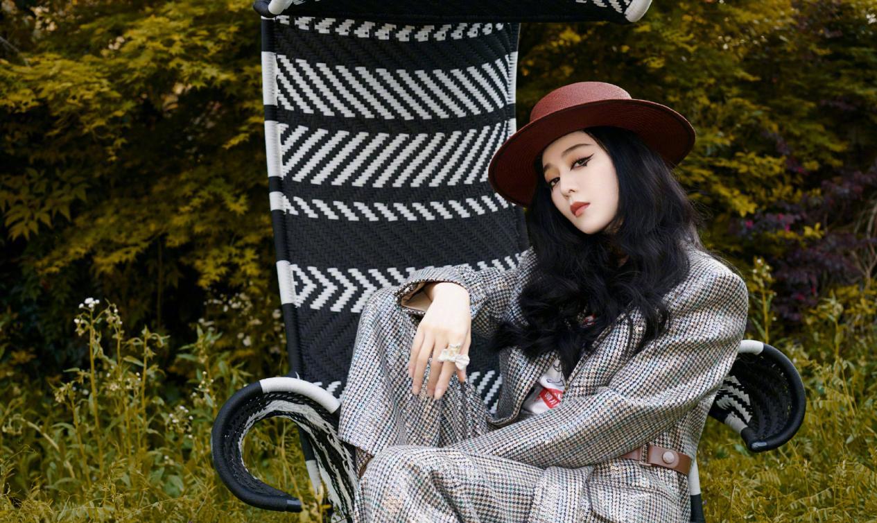 方脸妹说时尚 范冰冰做完公益心情好,穿西装背书包走机场,获粉丝接机表情淡定