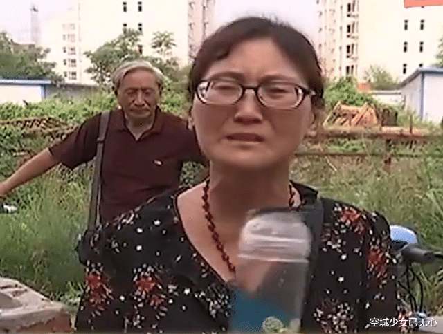 烂尾楼|开发商延期9年不交房，业主无奈住进“烂尾楼”，没门没窗没水电