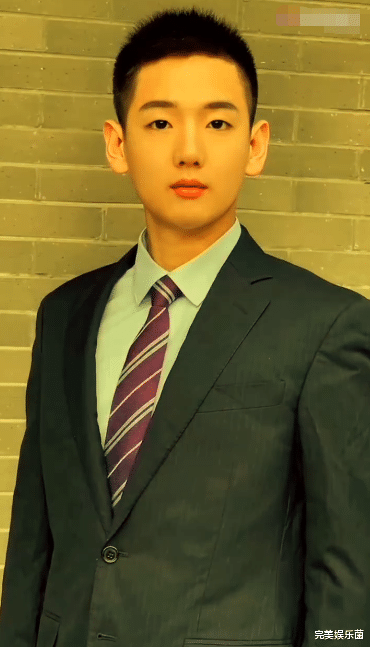 寸头|“吃个桃桃”风小逸晒硬汉照，穿军装剪寸头，毫无“伪娘”气息