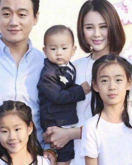 |佟大为小女儿照片引发网友热议，单眼皮和双眼皮哪个好看