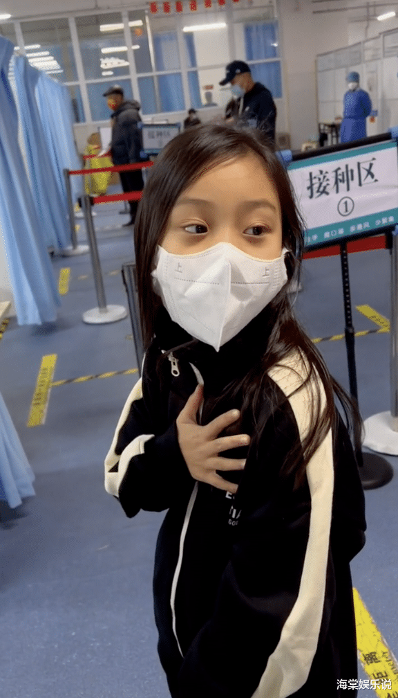李小璐|李小璐晒女儿打疫苗照，9岁甜馨勇敢露肩膀打针，皮肤偏黄很俏皮