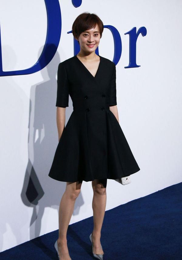 辰雪聊时尚|孙俪的时尚越来越难懂,穿经典小黑裙还不够,又搭上了羽毛针织衫