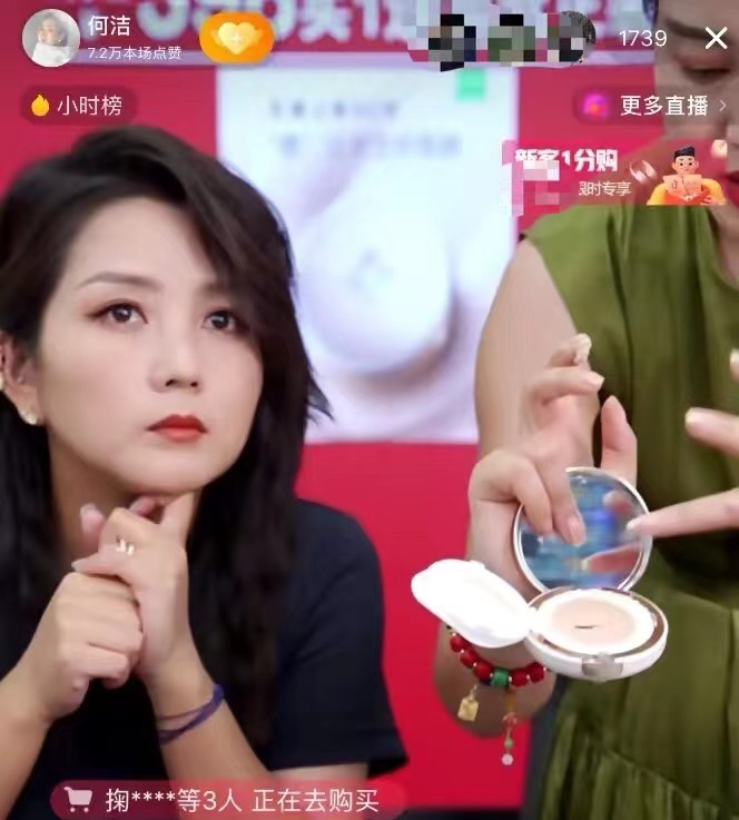 何洁|何洁冬天穿短裙卖力商演，舞台简陋显冷清，曾自曝养4娃压力大