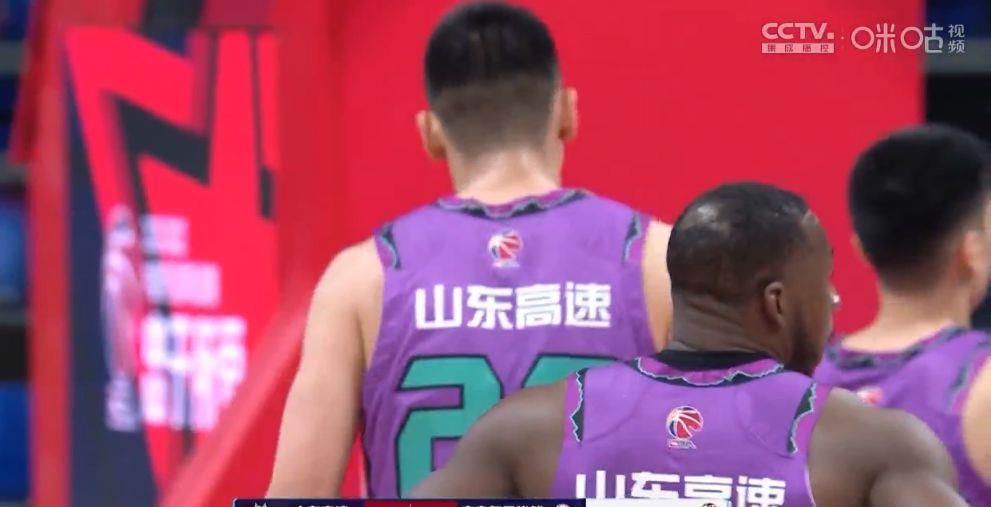 曼联|哈德森李敬宇高效砍分，威尔斯率队紧咬比分，山东男篮58-51青岛