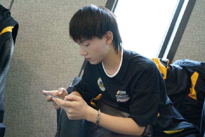 卡牌|猫神成为AG最稳定选手，一诺练习打野，月光曾“踩着”狼队夺冠，是否还能在狼队身上拿到秋季赛首胜！