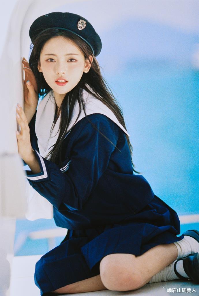 杨超越|被杨超越最新写真美到了，穿水手“制服”配白丝袜，清纯感满满