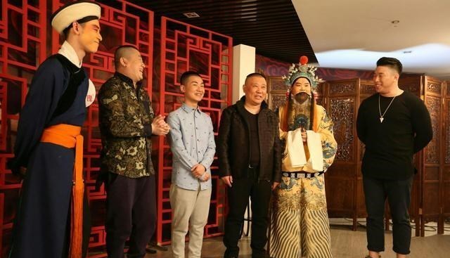 高峰|郭德纲干儿子被质疑，演出时偷看小抄，德云社总教习高峰在线辟谣