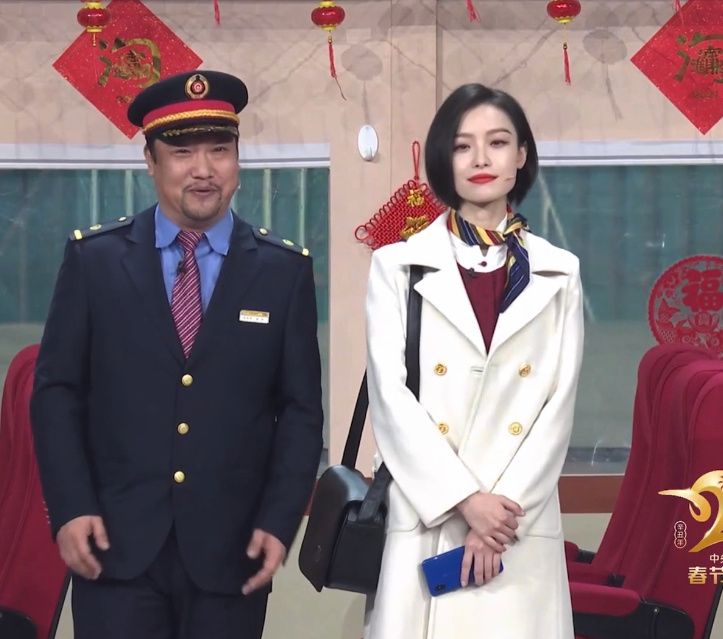 春晚|春晚倪妮白色风衣造型，好白好美啊