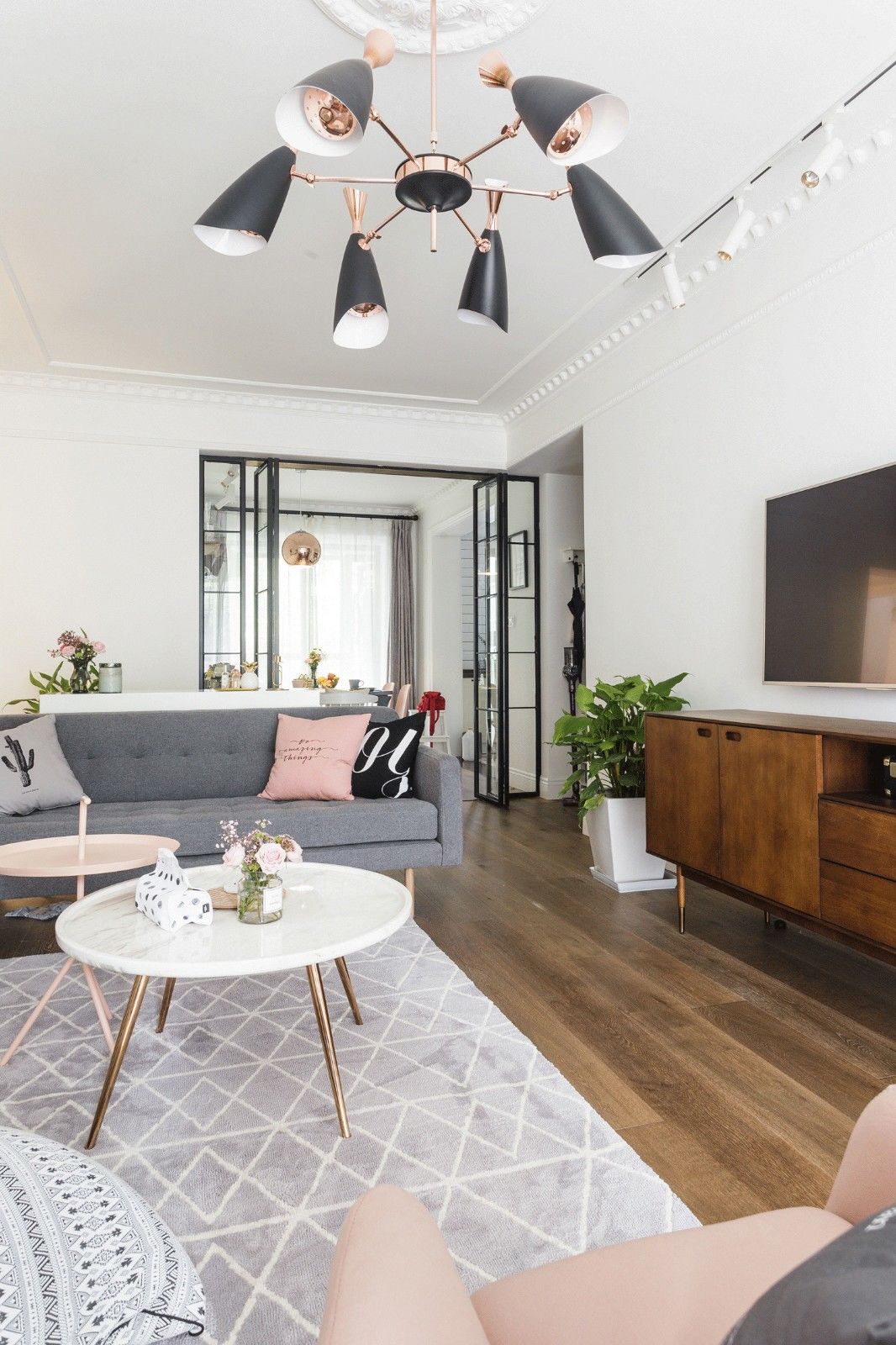 家居超人|年轻小夫妻的家，添加粉红色和圆形波点，满屋都是文艺青春的气息