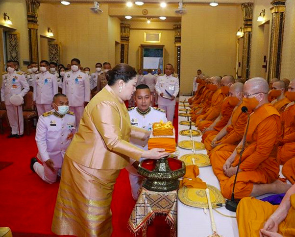 全球时尚风行|泰国38岁胖公主瘦了50斤？蹲着烤肉太接地气，穿黑T真比泰服显瘦