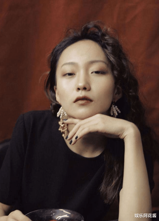 |“贝勒爷”打工照片被曝，在台上给新娘提裙子，如今成千万级网红